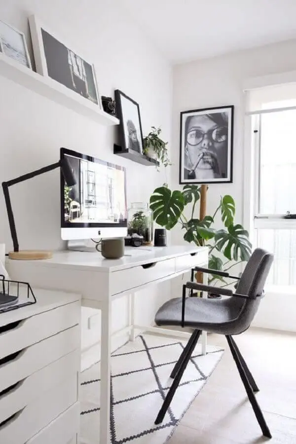 decoração minimalista para escritório em casa todo branco com vaso de planta Foto Casa de Valentina