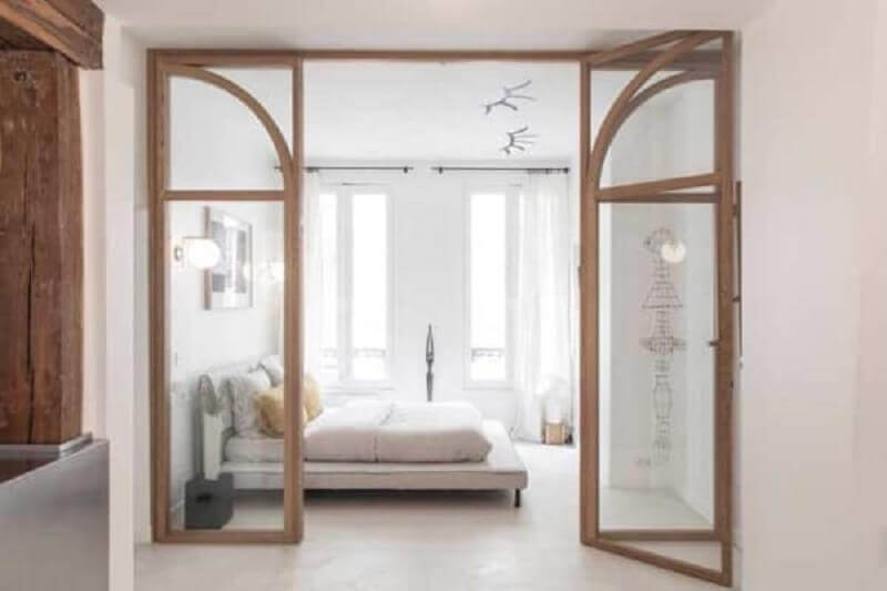decoração minimalista para quarto com porta francesa de madeira Foto Architectural Digest