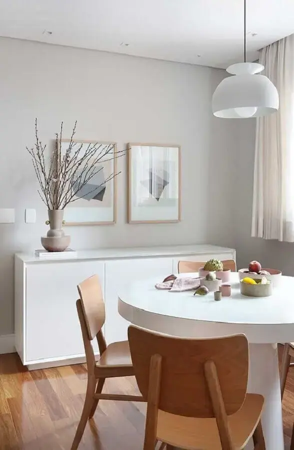 decoração minimalista para sala de jantar branca com cadeiras de madeira Foto Casa de Valentina