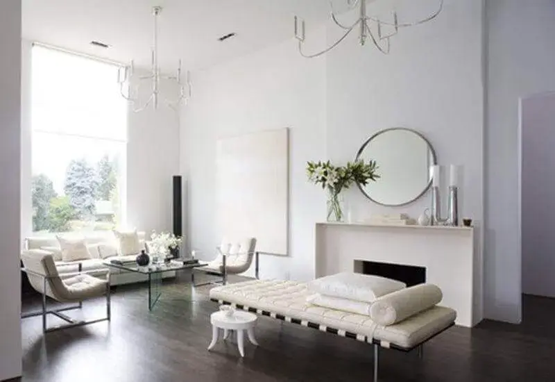 decoração minimalista para sala toda branca com lareira e espelho redondo Foto Pinterest