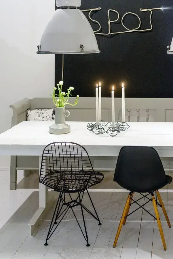 decoração moderna com modelos diferentes de cadeira preta para sala de jantar Foto Futurist Architecture