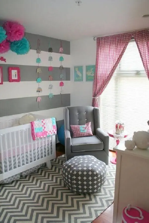 decoração moderna de quarto de bebê cinza e rosa com mix de estampas Foto ArchZine