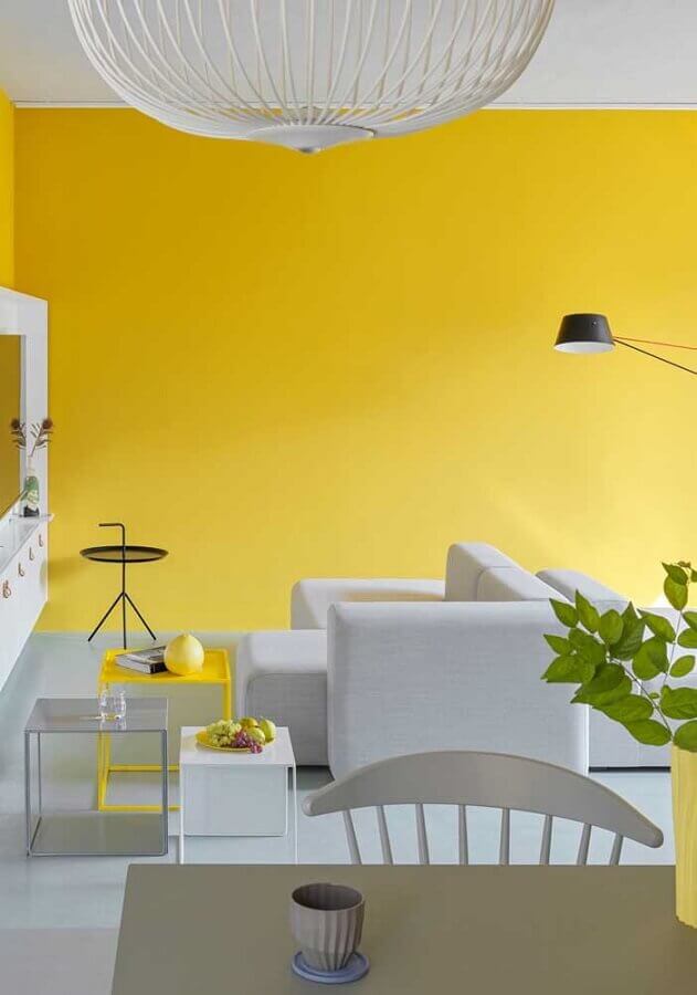 decoração moderna de sala amarela e branca Foto Webcomunica