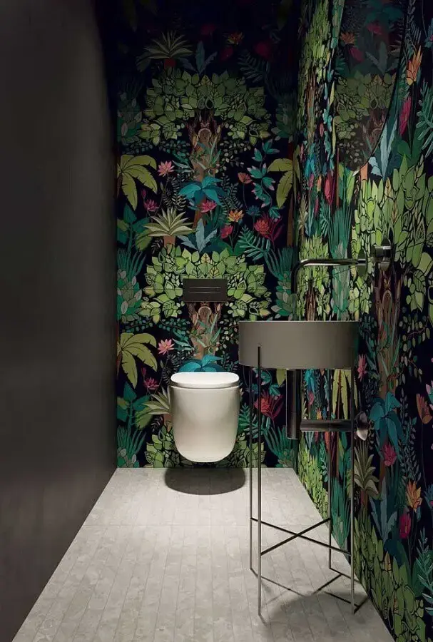 decoração moderna para lavabo com papel de parede com estampa de folhagens Foto Ace Stone + Tiles