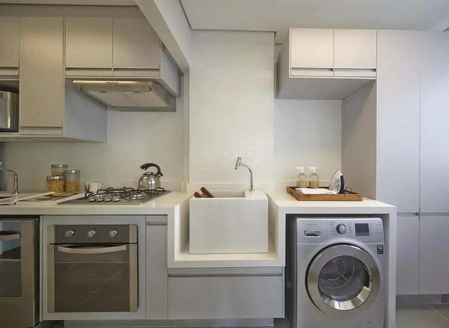 decoração moderna para modelo de cozinha com lavanderia planejada Foto Ornare