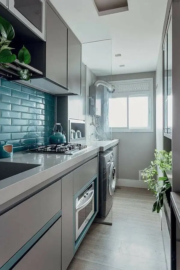 decoração moderna para modelo de cozinha com lavanderia planejada com armários cinza Foto Simples Decoração