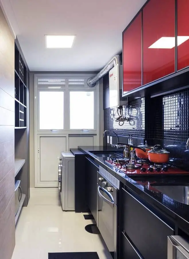 decoração moderna para modelo de cozinha com lavanderia planejada com armários pretos e vermelhos Foto Gaby Garcia