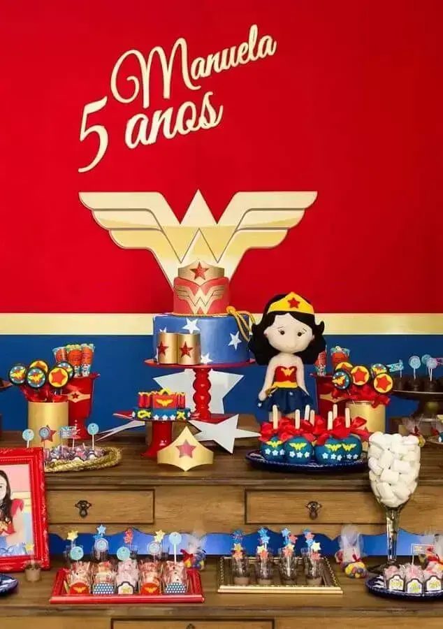 decoration for woman wonder party with wooden table Foto PopSugar