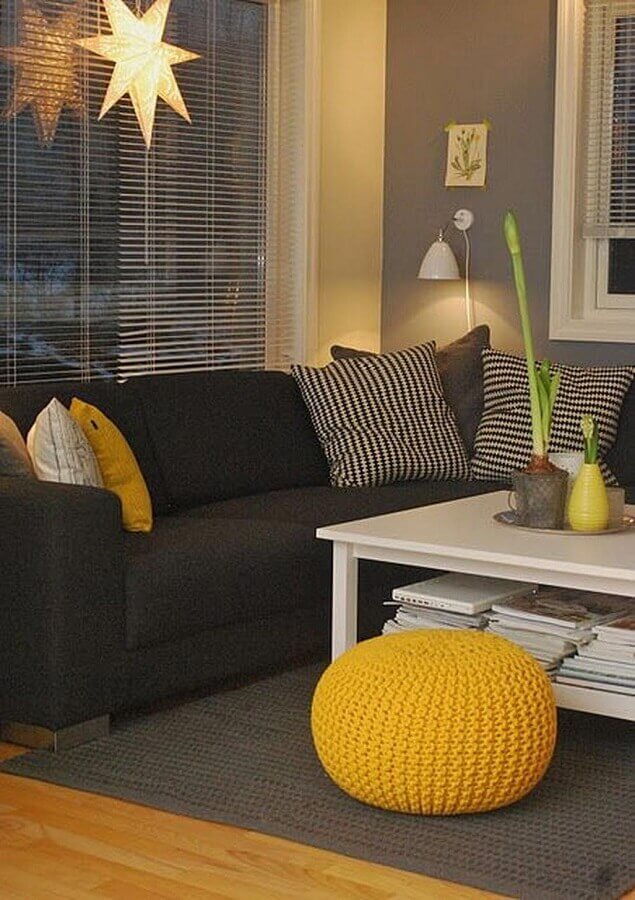 decoração para sala amarela e preta com puff de crochê Foto Trend4Homy