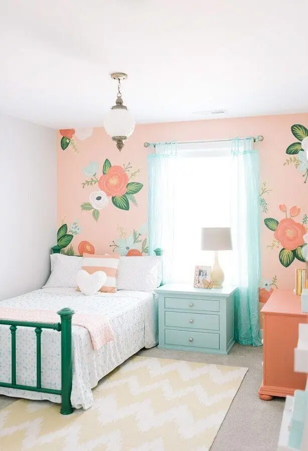 decoração retrô com papel de parede para quarto de menina com cama verde e criado mudo verde água Foto Design Loves Details