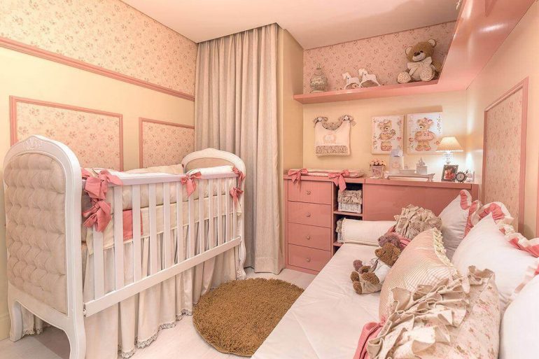 decoração romântica para quarto de bebê rosa e bege com papel de parede floral Foto Elizza Valente