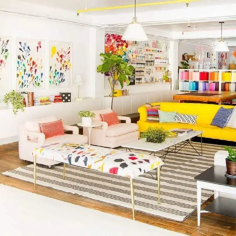 decoração sala amarela e branca com detalhes coloridos Foto Pinterest