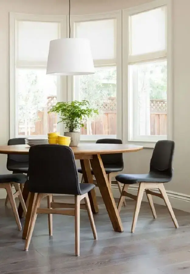 decoração sala de jantar clean com mesa com cadeira preta Foto Lonny Magazine