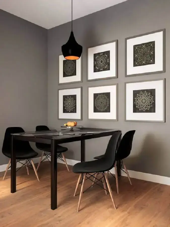 decoração sala de jantar com parede cinza e cadeiras pretas Foto We Heart It