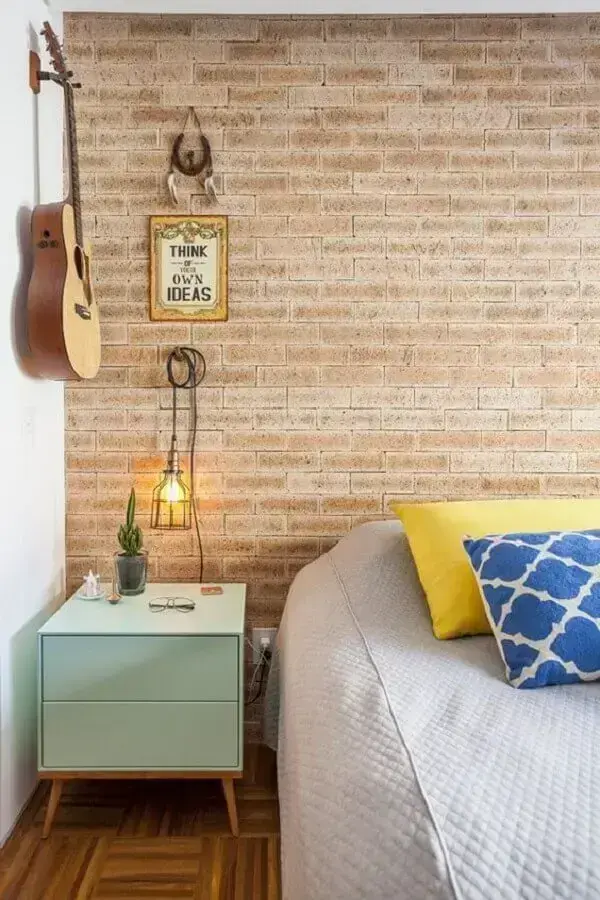 decoração simples para quarto com papel de parede tijolinho Foto Pinterest
