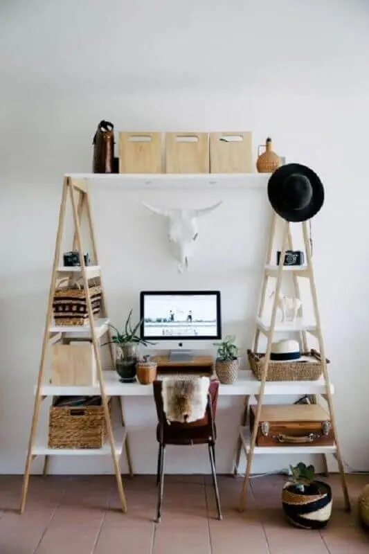 decoração simples com escrivaninha com estante em formato de escada Foto ArchZine