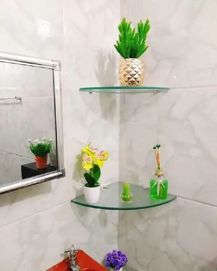 decoração simples com prateleira de vidro de canto com acabamento arredondado Foto Pinterest