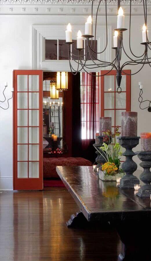 decoração simples de casa com porta francesa pintada de vermelha Foto Pinterest