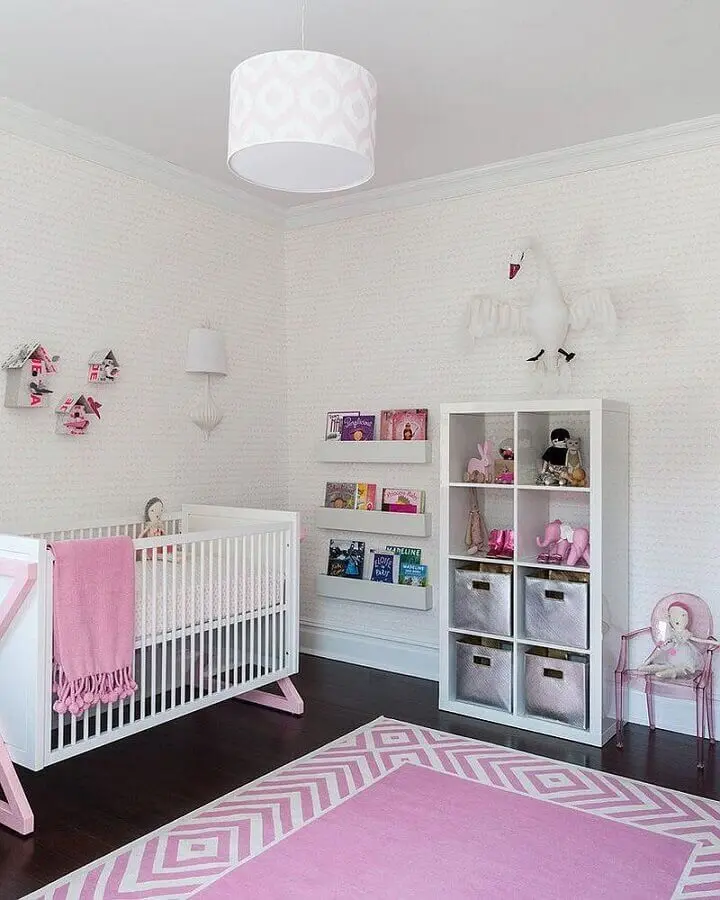 decoração simples de quarto de bebê rosa e branco Foto PopSugar