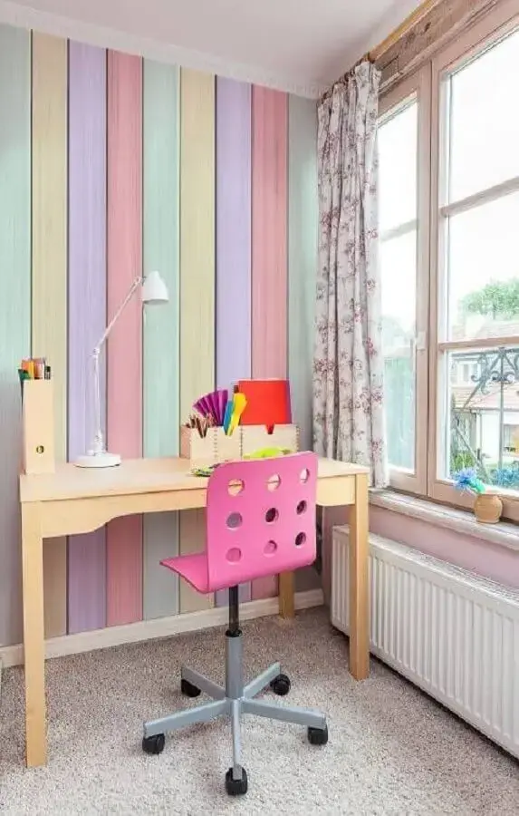 decoração simples para home office com papel de parede colorido Foto Redecorei