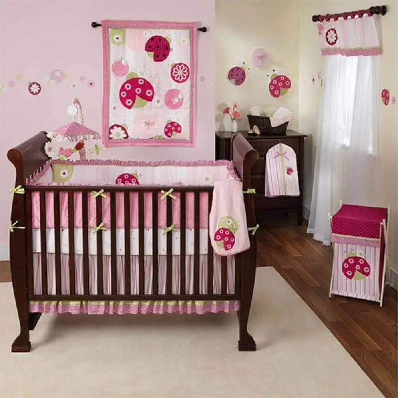 decoração simples para quarto de bebê rosa com berço de madeira Foto Pinterest
