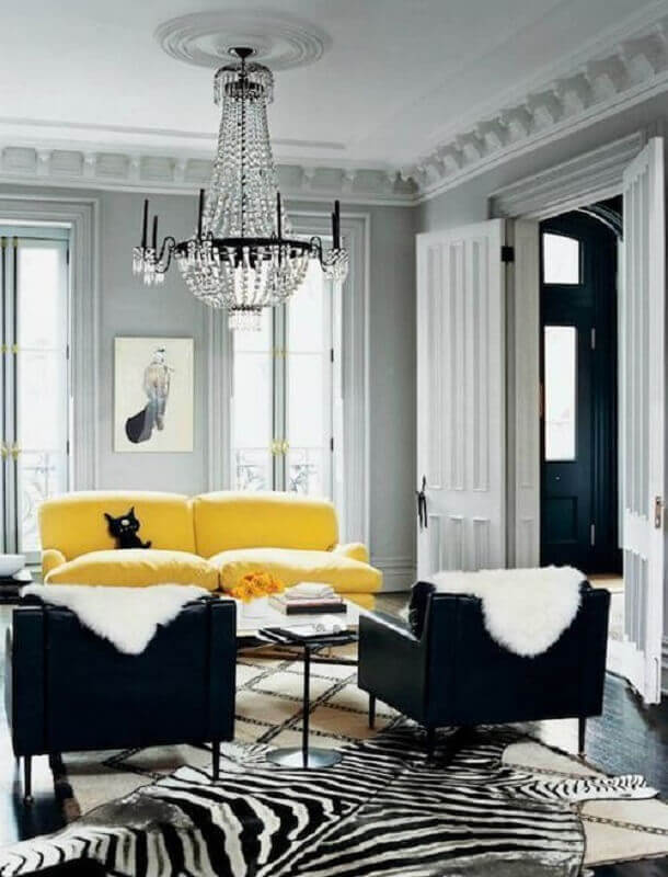 decoração sofisticada com lustre de cristal para sala cinza e amarela Foto Encadreé Posters