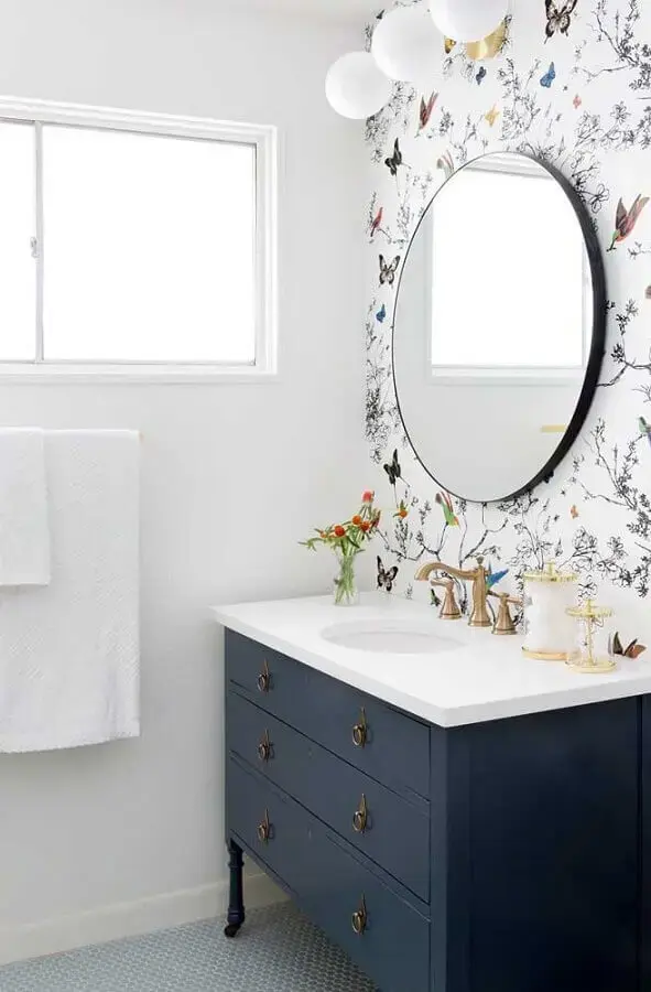 delicada decoração com papel de parede para banheiro com gabinete azul Foto Futurist Architecture
