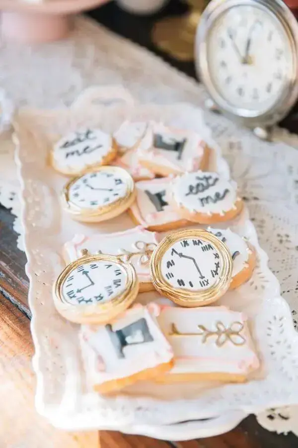 doces personalizados em formato de relógio para festa de quinze anos Alice no País das Maravilhas Foto The Cake Boutique