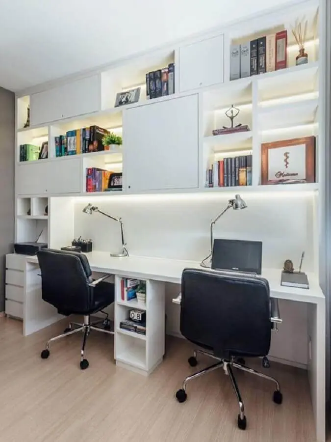 escritório decorado com escrivaninha com estante planejada Foto Freshome