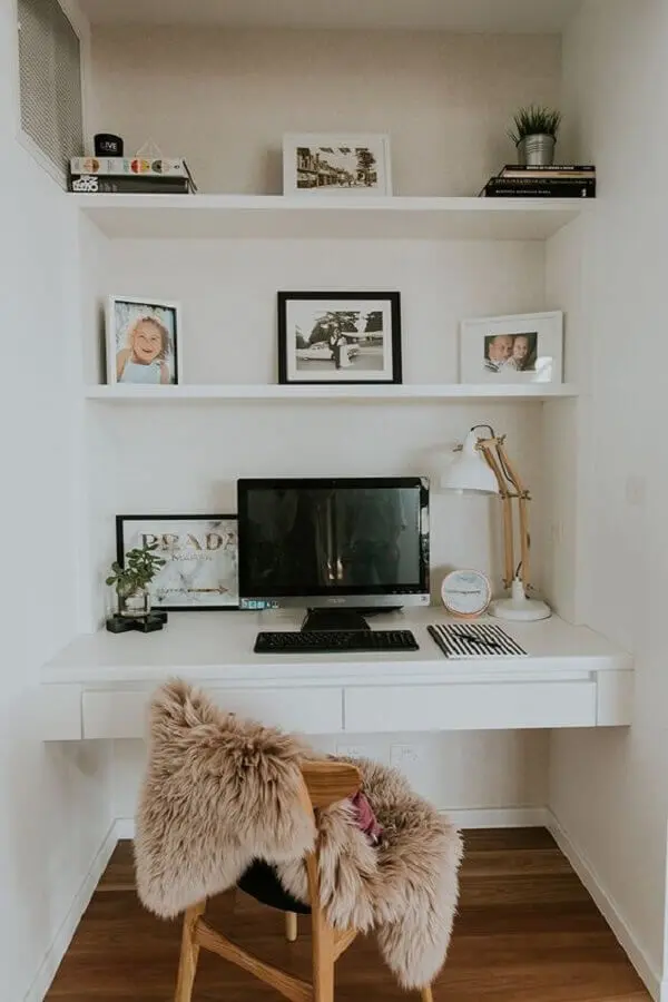 escritório pequeno em casa todo branco decorado com bancada planejada Foto Pinterest