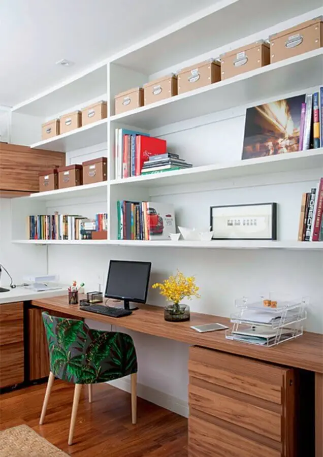 escrivaninha de madeira para decoração de escritório em casa Foto Eu Capricho