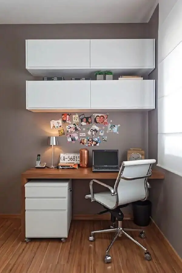 escrivaninha de madeira para escritório em casa com decoração simples Foto Homify