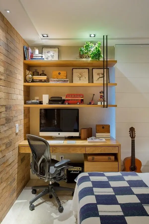escrivaninha de madeira para escritório em casa decorado com parede de tijolinho Foto Casa de Valentina