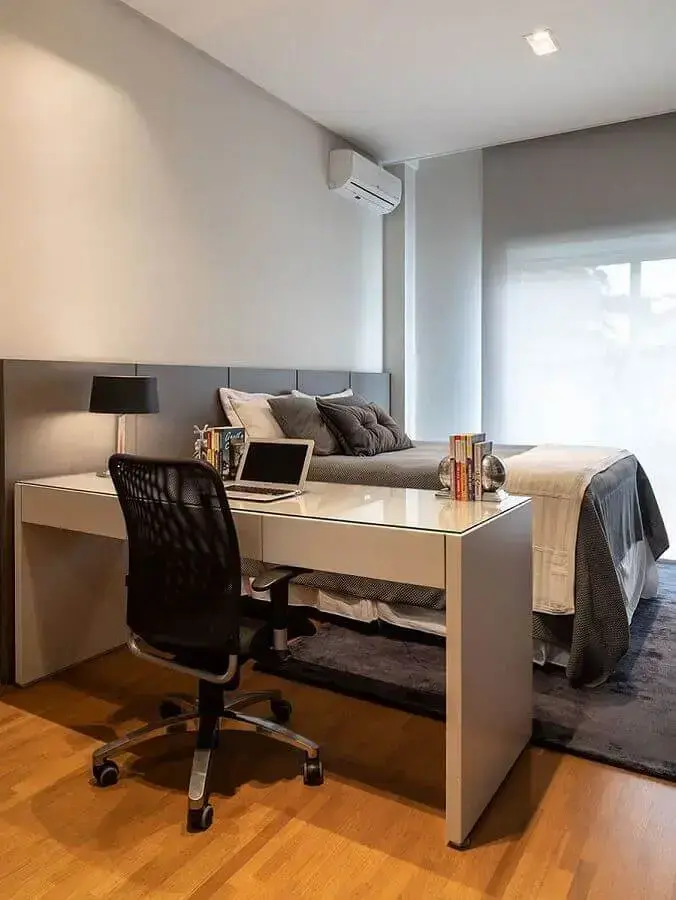 escrivaninha para escritório em casa em quarto de casal cinza e branco Foto Casa de Valentina
