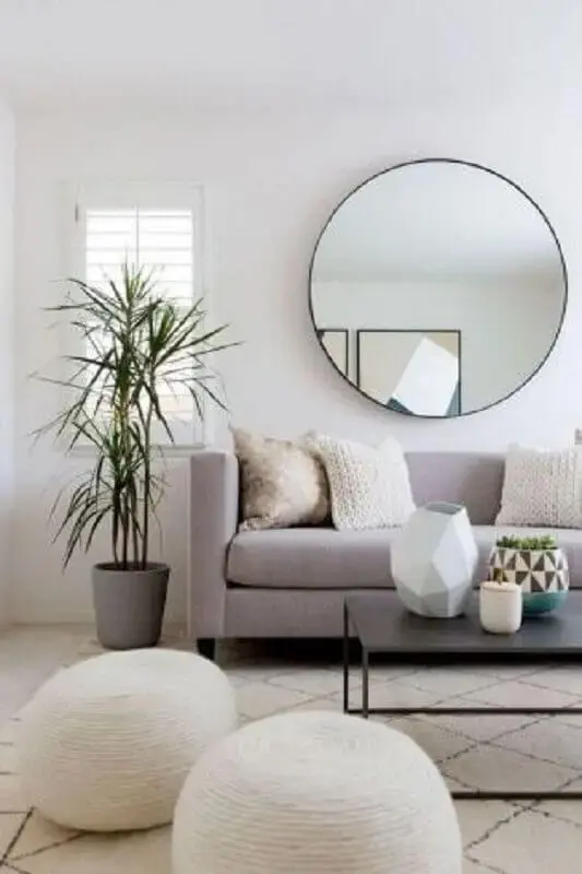 espelho redondo e puffs brancos para decoração de sala minimalista Foto Reformar sem Quebrar