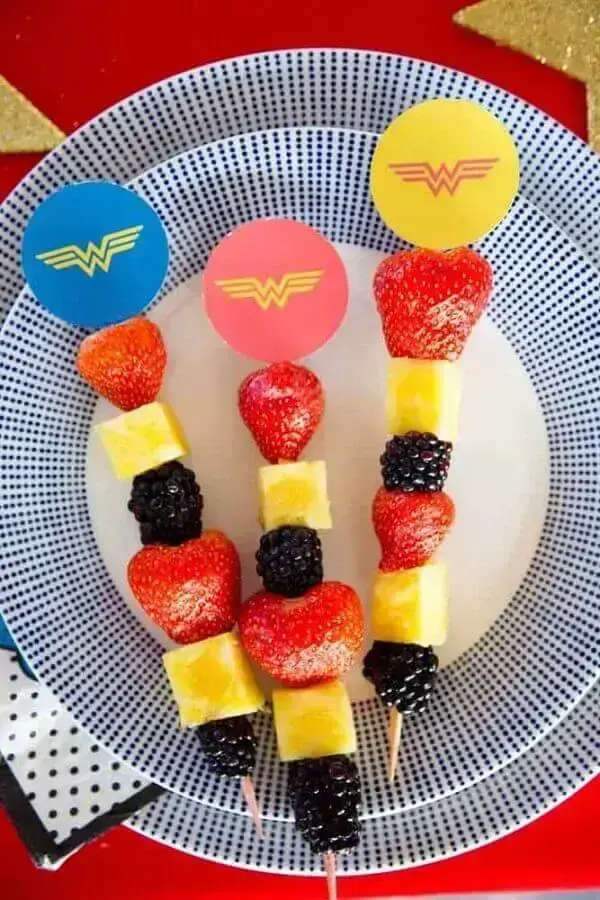 espetinho de frutas decorado para festa de aniversário da mulher maravilha Foto A Minha Festinha