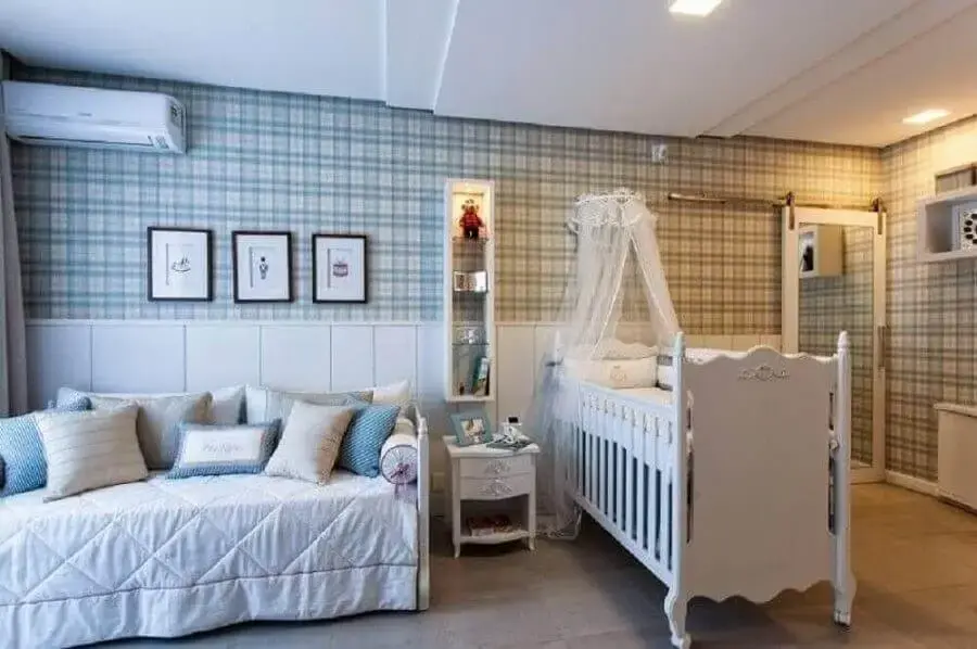 estampa xadrez para decoração com papel de parede para quarto de bebê branco e azul Foto Pinterest