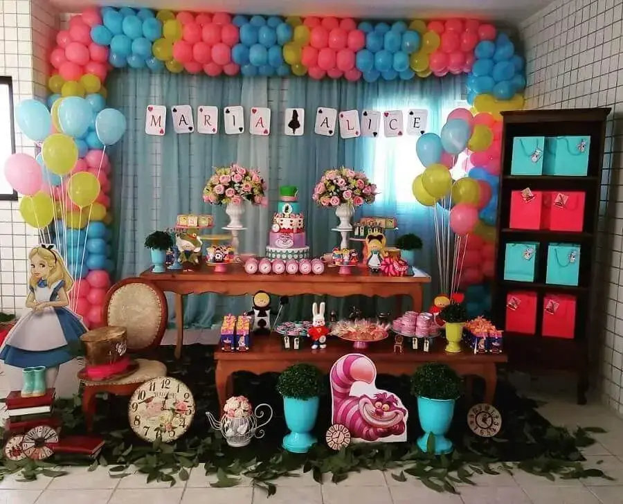 festa alice no país das maravilhas simples decorada com balões coloridos e folhas embaixo da mesa Foto Pinterest