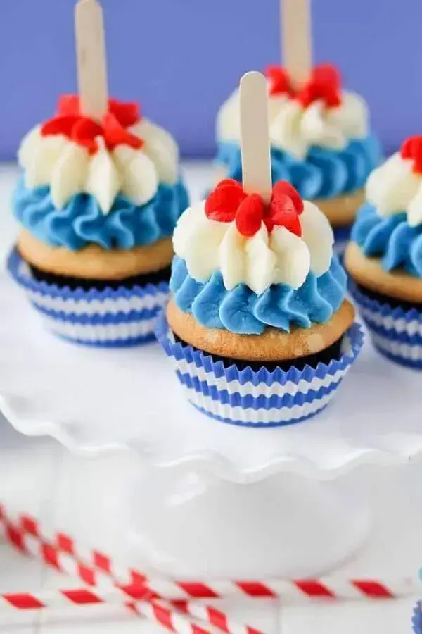 festa de aniversário da mulher maravilha com cupcake decorado Foto MasterCook