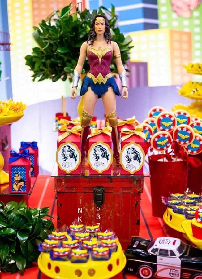 festa mulher maravilha decorada com boneca da personagem Foto Compartilhar Bolo