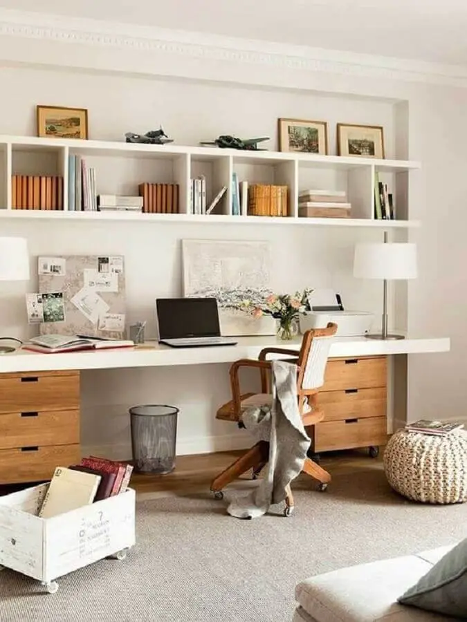 gaveteiro e cadeira de madeira para decoração de escritório em casa Foto Pinterest