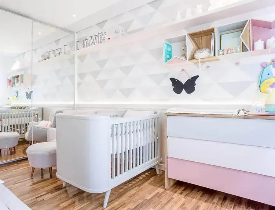 guarda roupa espelhado para decoração de quarto de bebê branco e rosa Foto Assetproject
