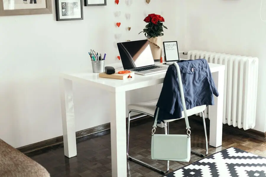 home office com decoração simples Foto GettyImages