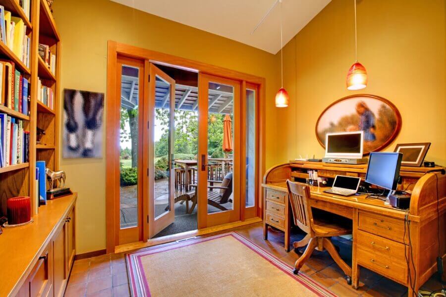 home office decorado com porta francesa de madeira Foto Webcomunica