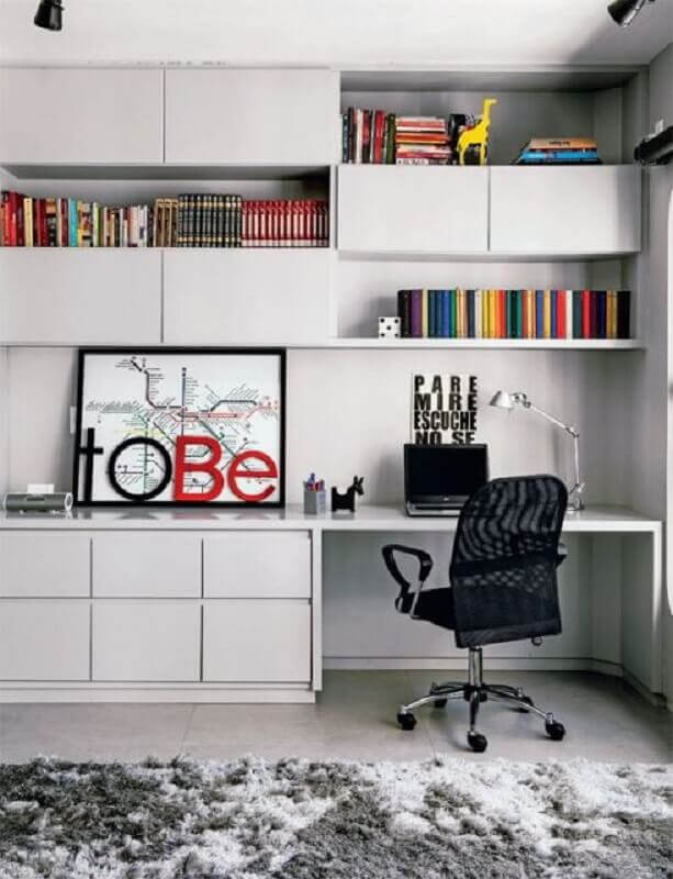 home office planejado com escrivaninha branca com estante Foto ArchZine