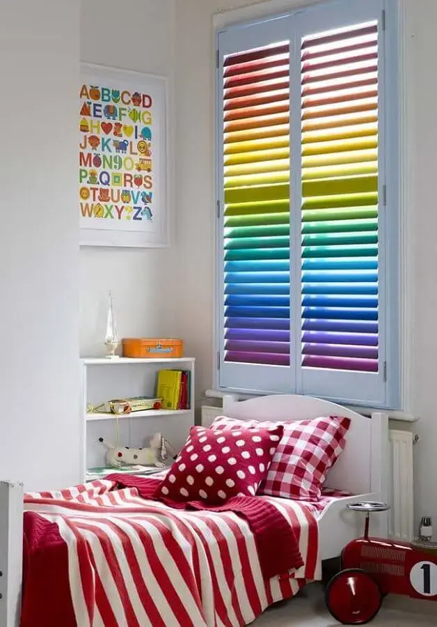 janela colorida para decoração de quarto de menina Foto Decoist