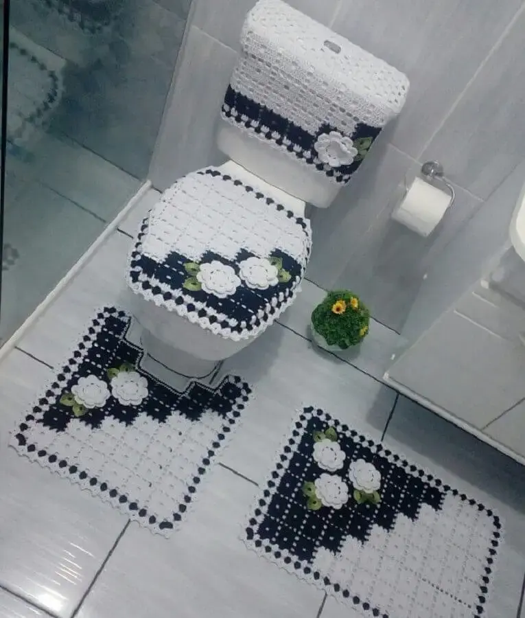 jogo de banheiro com flores de crochê branco e azul marinho Foto Agulha da Lele