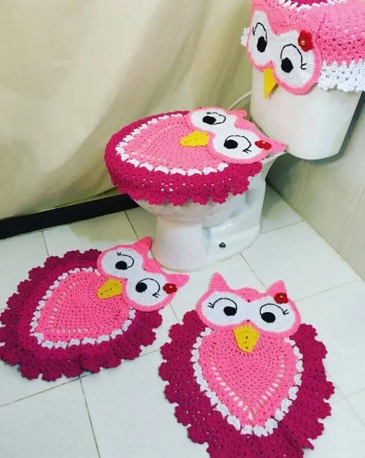 jogo de banheiro de coruja rosa de crochê Foto Marina Sennas Ateliê