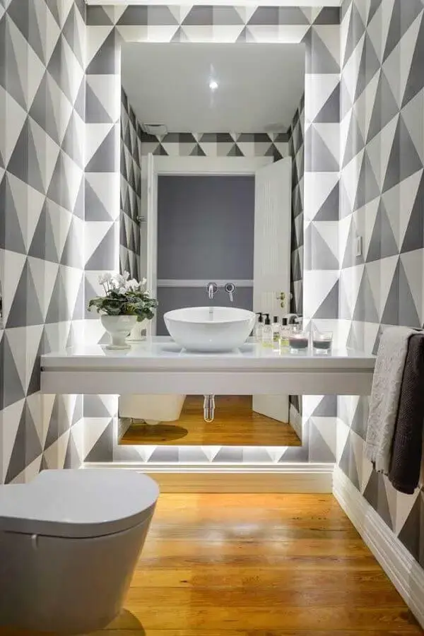 lavabo decorado com papel de parede geométrico Foto Homedit