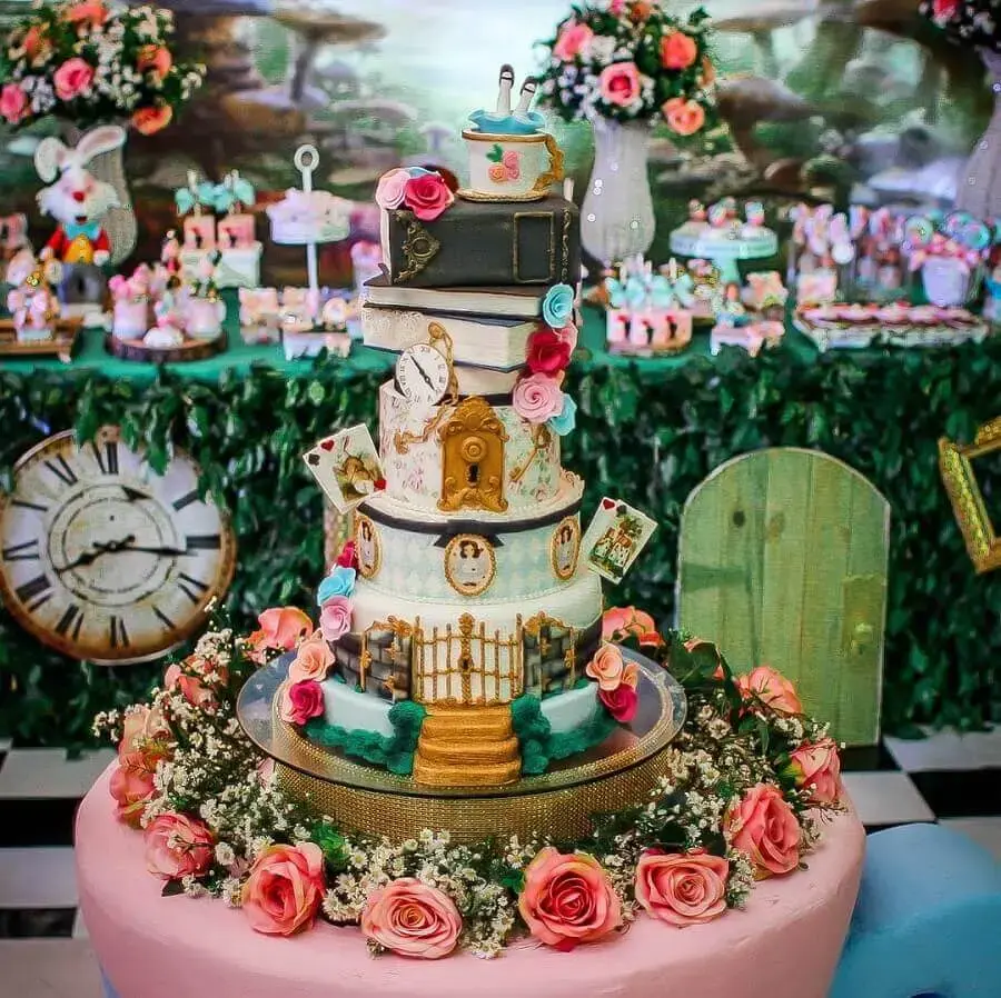 linda decoração de festa alice no país das maravilhas com rosas e bolo personalizado Foto Sonh'Artee
